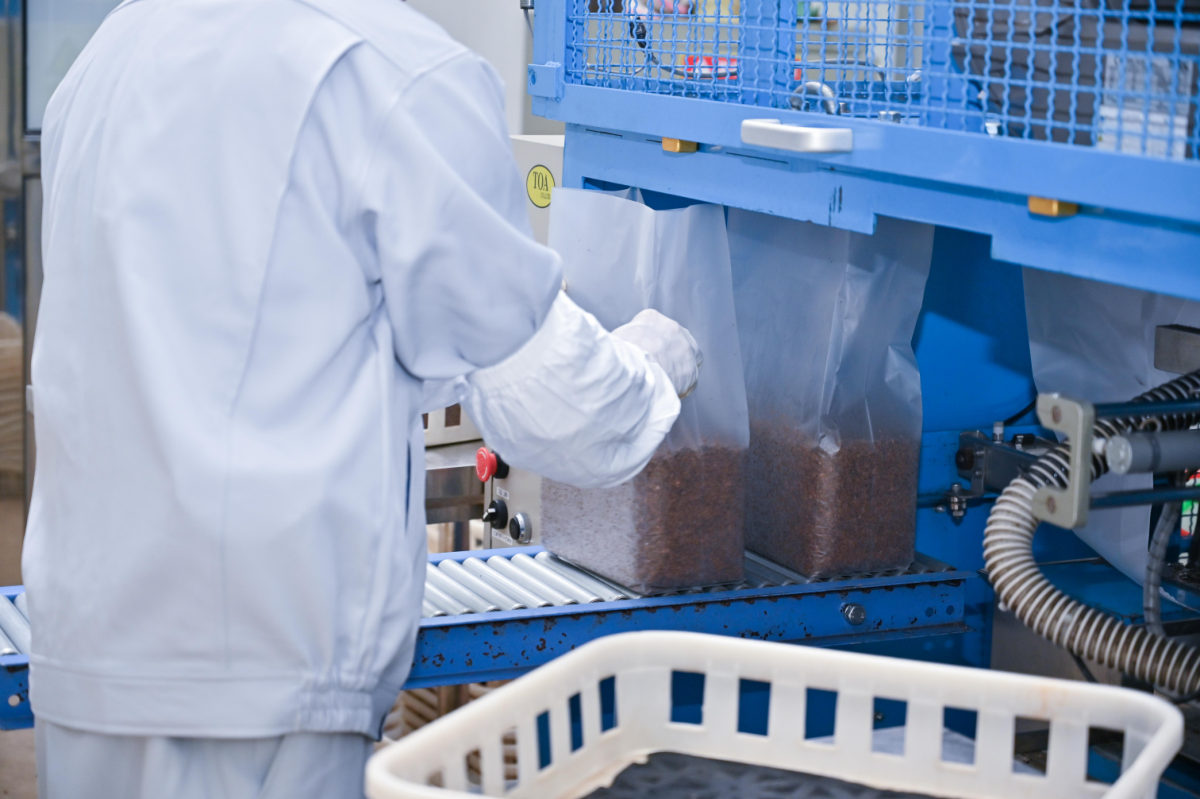Automatic bagging machine producing fungus blocks